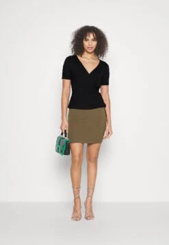 Tall Wrap OverGathering Sleeves - T-Shirts - Black -Anna Field 513c61f76b6c4e4e877cf31a53ca3c7f