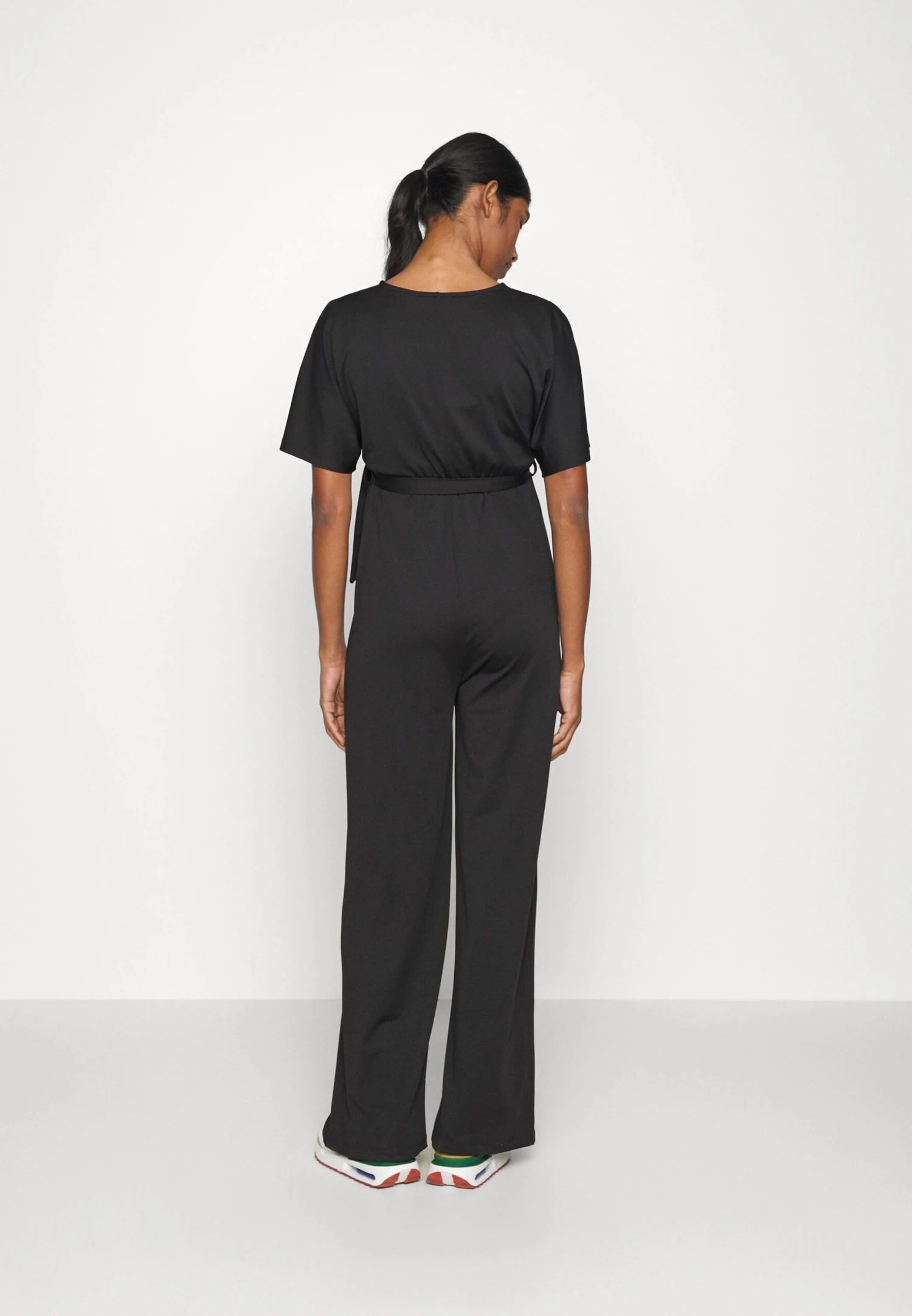 Short Sleeve Wrap Jumpsuit - Jumpsuit - Black 5 Short Sleeve Wrap Jumpsuit - Jumpsuit - Black - Bilde 3