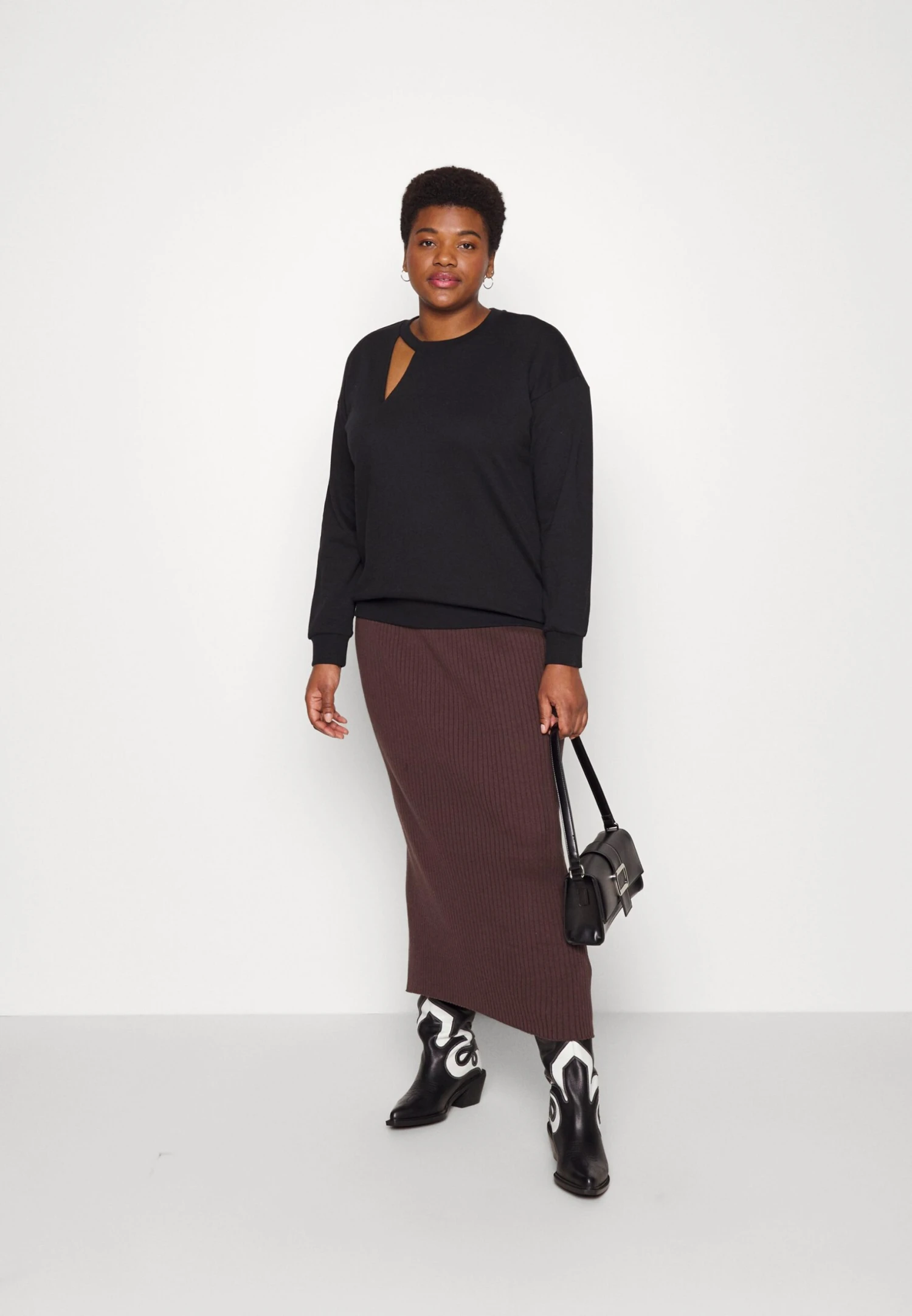 Cut Out Neck Fit - Sweatshirt -Black 4 Cut Out Neck Fit - Sweatshirt -Black - Bilde 2