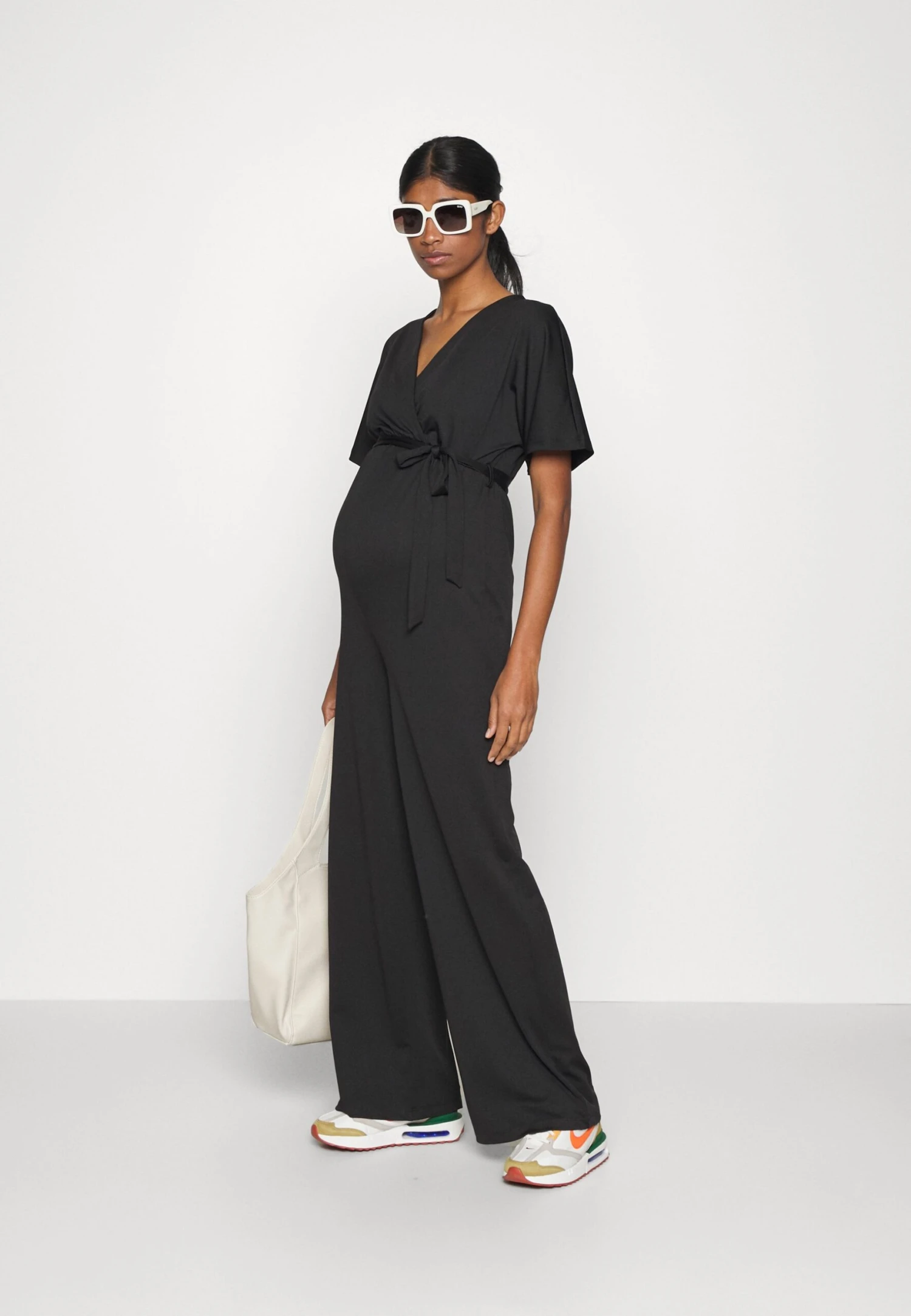 Short Sleeve Wrap Jumpsuit - Jumpsuit - Black 4 Short Sleeve Wrap Jumpsuit - Jumpsuit - Black - Bilde 2